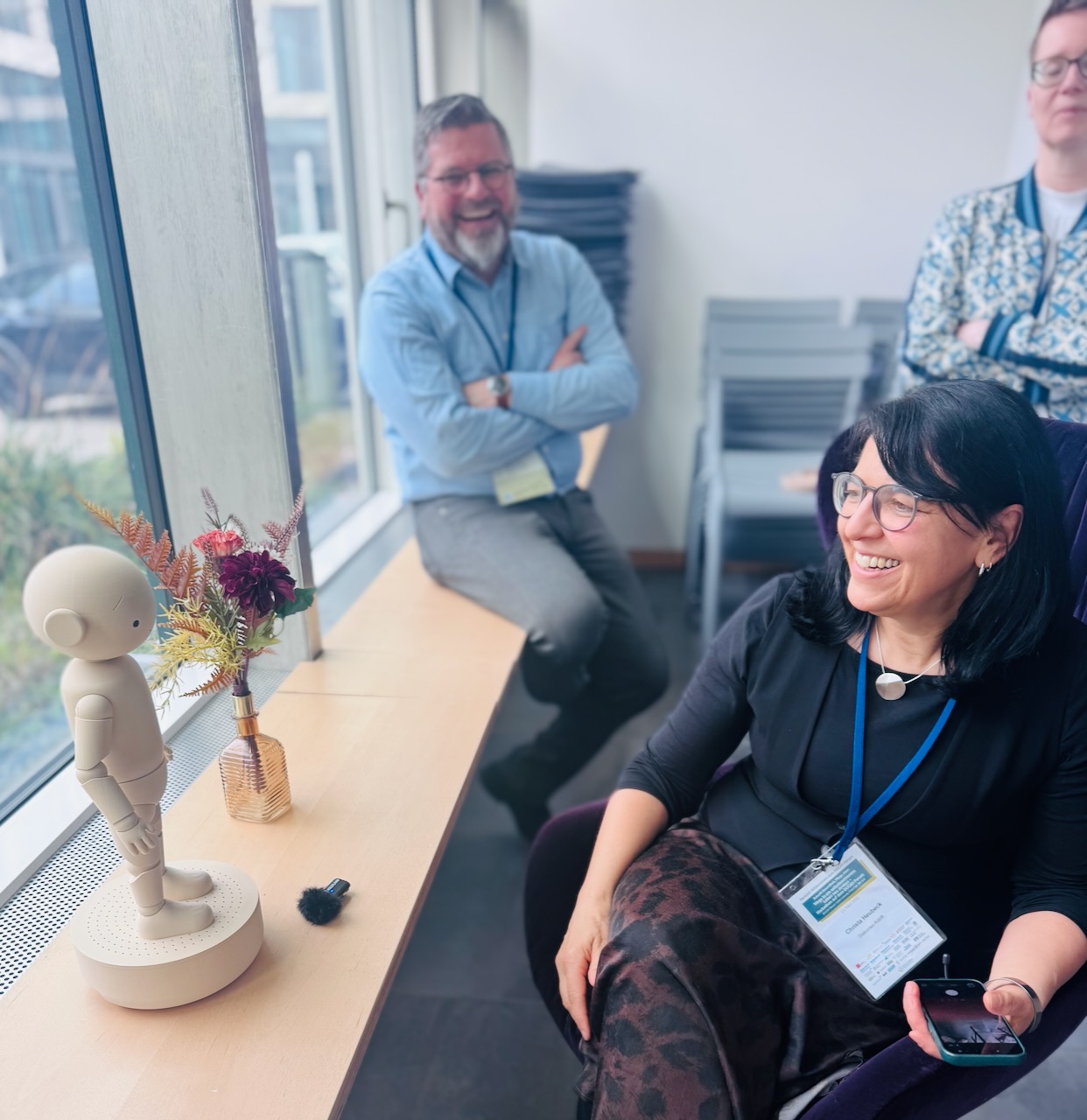 Gruppe lacht gemeinsam mit Haruto bei einem Workshop